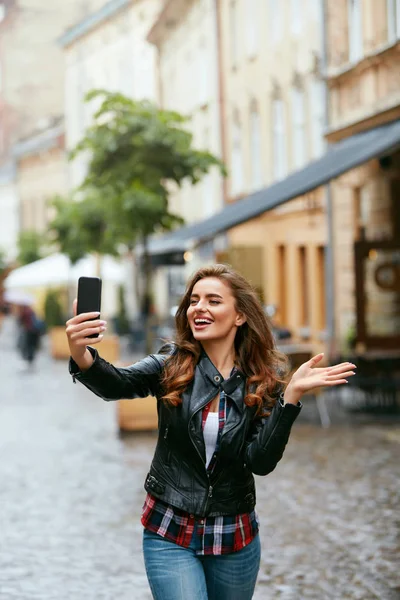 사진을 찍고 거리에 전화 하는 여자 비디오 — 스톡 사진