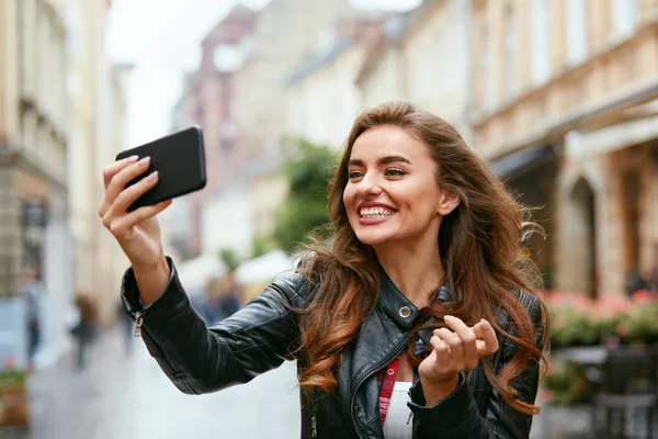 Femme Appel vidéo sur le téléphone sur la rue, Prendre des photos — Photo