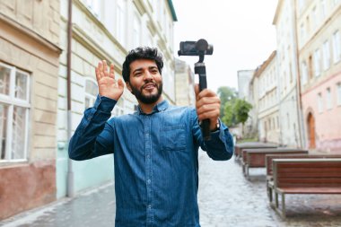 Adam sokakta çekim fotoğraf makinesinde Video Bloglama
