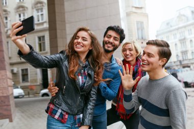 İnsanlar sokakta çekim telefon kullanarak görüntülü görüşme