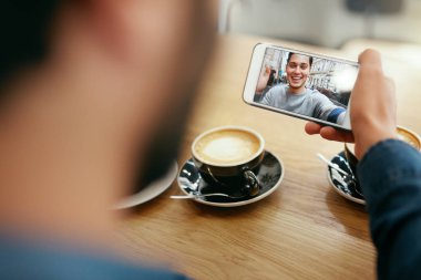 Online görüntülü görüşme. Adam telefonu kullanarak arıyor kapatın