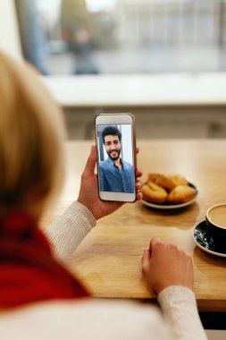 Yüz arama. Kadının el telefon ve Video adam kadar kapatın
