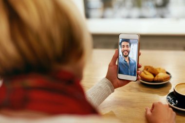 Yüz arama. Kadının el telefon ve Video adam kadar kapatın