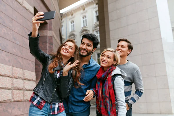 Lidem, kteří používají telefon fotí na ulici, videohovory — Stock fotografie