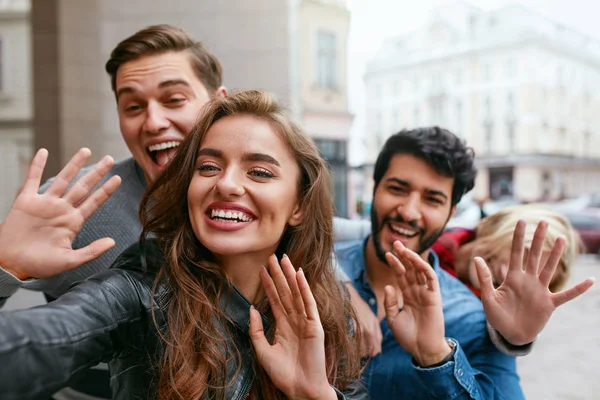 Persone che utilizzano il telefono scattare foto su strada, videochiamata — Foto Stock