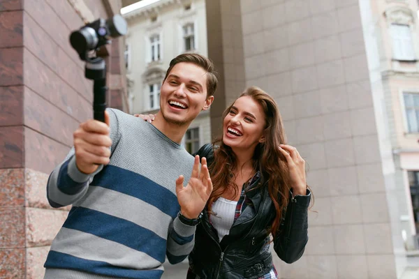 人们的视频博客在街上的摄像头。夫妇拍照 — 图库照片