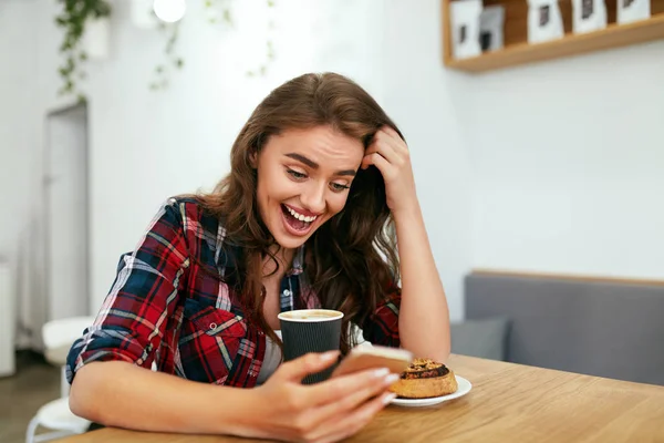 Glückliche Frau telefoniert im Café — Stockfoto