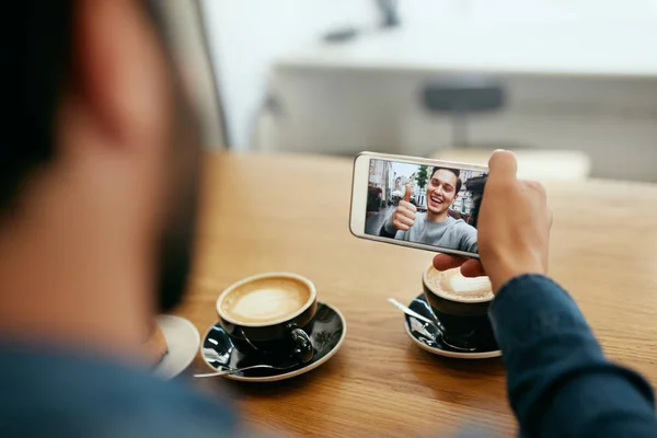 Online Video kalla. Stäng upp Man ringa med telefonen — Stockfoto