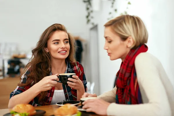 Cafe kahve içme kadın arkadaşlar — Stok fotoğraf