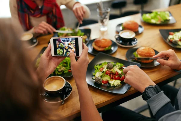 Foto no telefone. Fechar as mãos da mulher fotografar alimentos — Fotografia de Stock