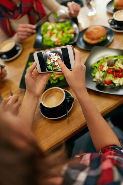 Foto på telefon. Närbild kvinna händer fotograferar mat — Stockfoto