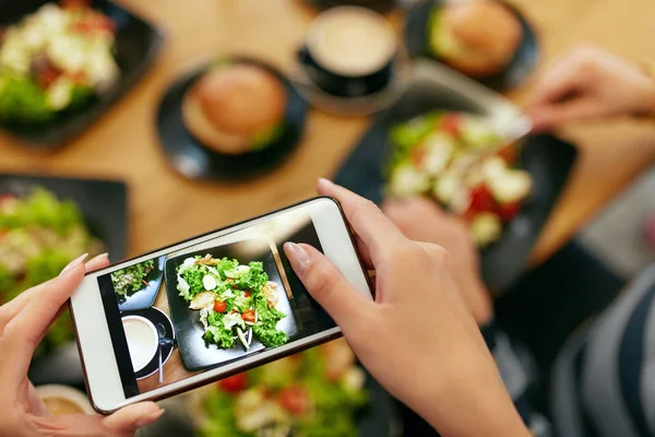 Fotografie potravin na smartphonu v restauraci — Stock fotografie