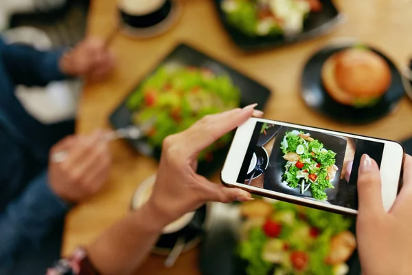 Foto na telefonu. Closeup žena ruce fotografování jídla — Stock fotografie