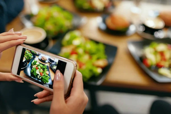 Fotografie potravin na smartphonu v restauraci — Stock fotografie