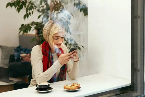 Mulher feliz usando telefone no café — Fotografia de Stock