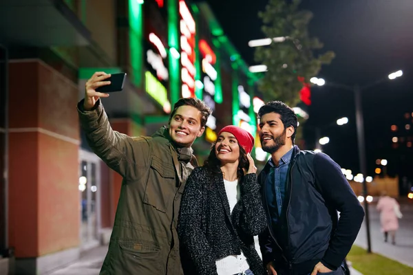 Mensen fotograferen op telefoon in Street In avond — Stockfoto