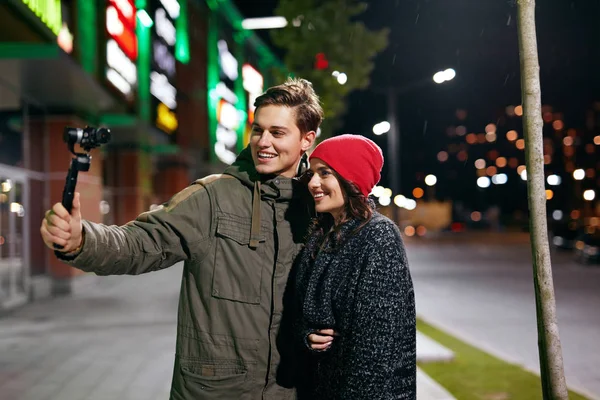 Menschen Video-Blogging vor der Kamera auf der Straße. Paar beim Fotografieren — Stockfoto