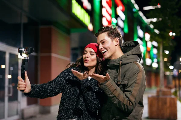 Menschen Video-Blogging vor der Kamera auf der Straße. Paar beim Fotografieren — Stockfoto