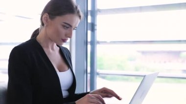 Office Center bilgisayarda çalışan iş kadın