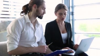 İş ofisi. Adam ve bilgisayarda çalışan kadın