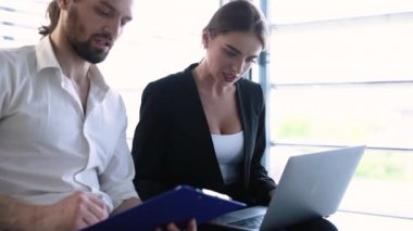 İş ofisi. Adam ve bilgisayarda çalışan kadın