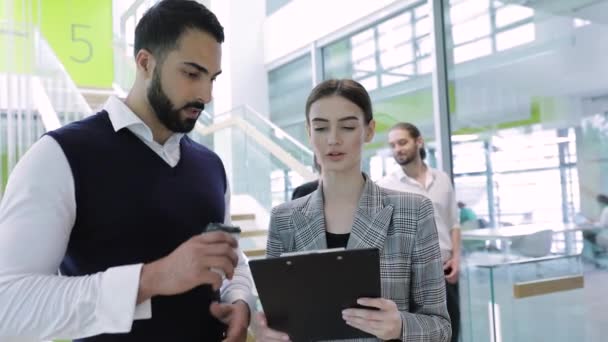 Geschäftszentrum. Kollegen sprechen im Büro in der Nähe von Treppen — Stockvideo