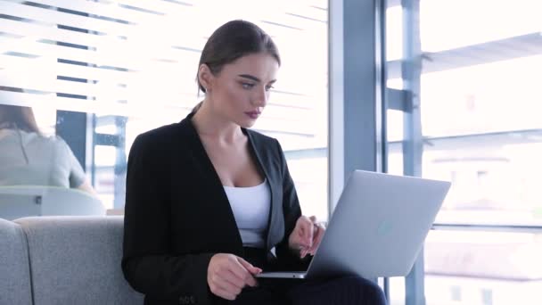 Mujer de negocios trabajando en la computadora en el centro de oficina — Vídeo de stock