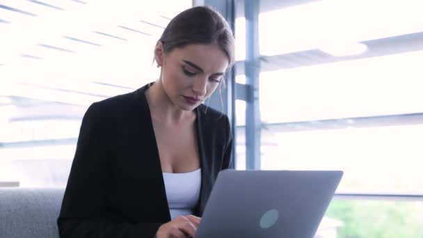 Деловая женщина работает за компьютером в офисном центре — стоковое видео