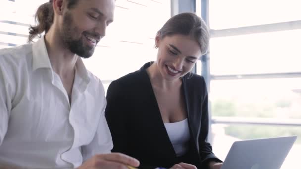 Geschäftsstelle. Mann und Frau arbeiten am Computer — Stockvideo