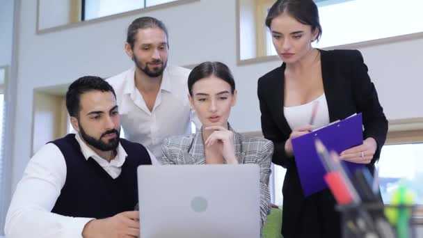 Incontro d'affari. Persone che lavorano sul computer in ufficio moderno — Video Stock