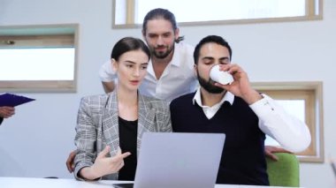 İş görüşmesi. Modern ofis bilgisayarda çalışan insanlar