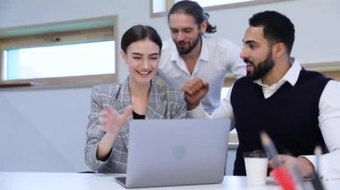 İş başarı. Mutlu insanlar ofiste tezahürat