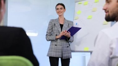 İş eğitim. Office toplantıda insanlar