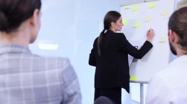 İş eğitim. Office toplantıda insanlar