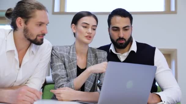 İş görüşmesi. Modern ofis bilgisayarda çalışan insanlar — Stok video