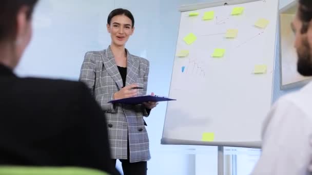 Bedrijfskundige opleiding. Bijeenkomst van de mensen In Office — Stockvideo