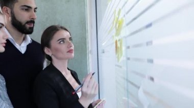 Ofiste iş insanlar toplantı. Strateji planlama işçi