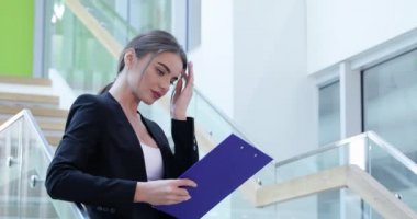 İş kadını ile ofis binası ellere klasördeki