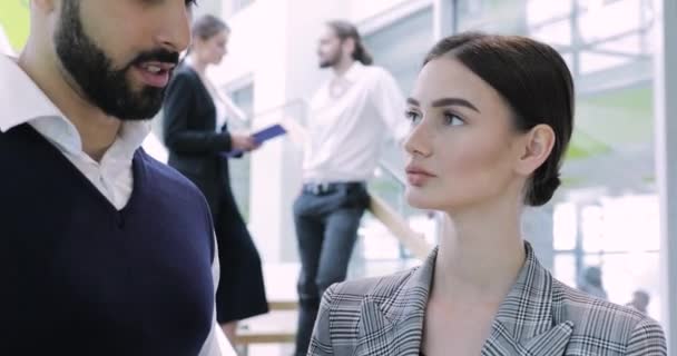 Gente de negocios. Hombre y mujer hablando en el trabajo en la oficina — Vídeos de Stock
