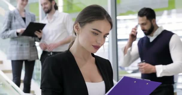 Obchodní žena se složkou v ruce na práci v kanceláři — Stock video