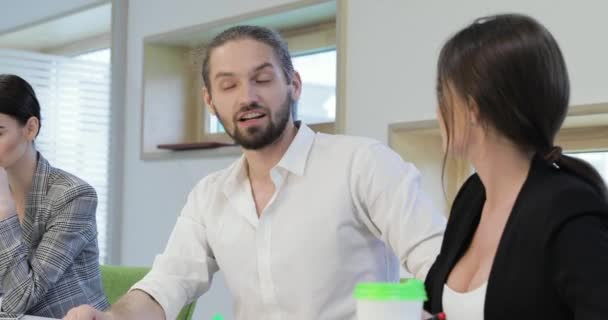 Impiegati. Uomo e donna d'affari che lavorano all'aperto — Video Stock