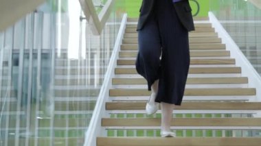 İş Merkezi. Kadın telefonu ofis binası içinde söz