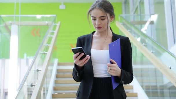 Llame. Mujer de negocios hablando por teléfono móvil en el centro de oficinas — Vídeo de stock