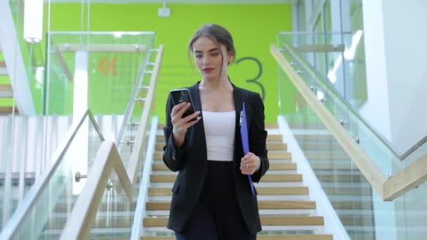 Ligue. Mulher de negócios conversando no telefone móvel no centro de escritórios — Vídeo de Stock