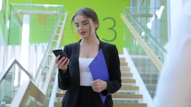 Centro Negocios Mujer Hablando Por Teléfono Edificio Oficinas Joven Hembra — Vídeos de Stock