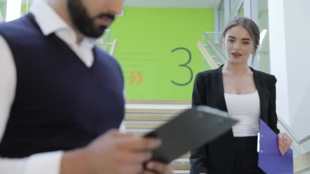 Business Office. Man och kvinna med mappar talar på trappor — Stockvideo