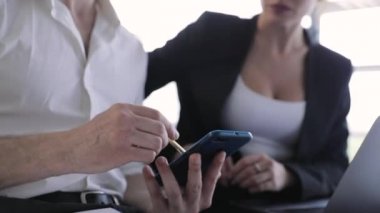 İş ofisi. Telefon ve bilgisayar başında çalışan kadın ile adam