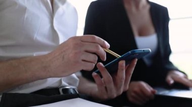 İş ofisi. Telefon ve bilgisayar başında çalışan kadın ile adam