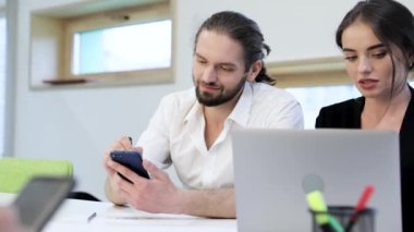 Office. Telefon, bilgisayar işyerinde çalışan kadın kullanan adam. Çalışma ortamı konuşurken iş adamları  