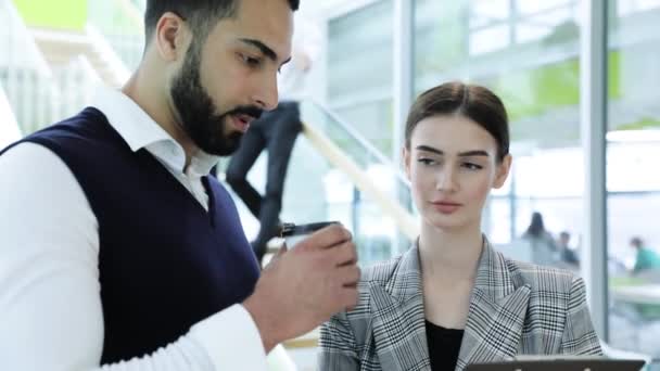 Geschäftszentrum. Kollegen sprechen im Büro in der Nähe von Treppen — Stockvideo